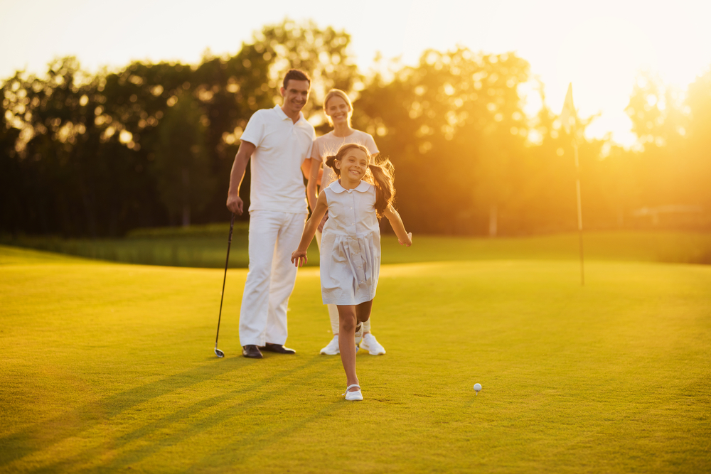 5 idées de sorties familiales avec du mini golf au Québec