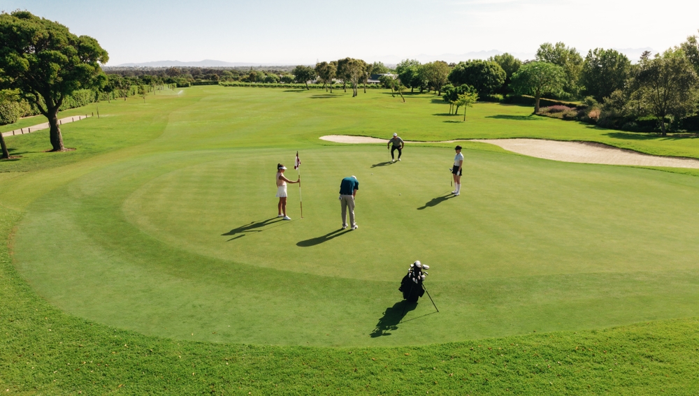 Pourquoi choisir un forfait golf + repas plutôt qu’une ronde seule ?